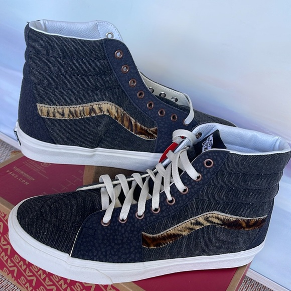 Vans Men’s Sk8-Hi
Subtle Safari Asphalt
VN0A5JMJ107
Sneakers - Picture 10 of 16